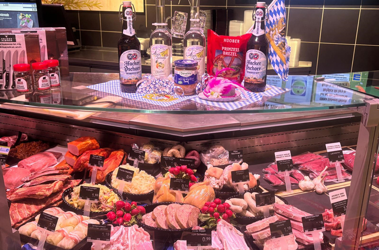 Das Angebot an Fleisch und Wurst an der Frischetheke von EDEKA Deckenbach in Obertshausen ist bunt und vielfältig