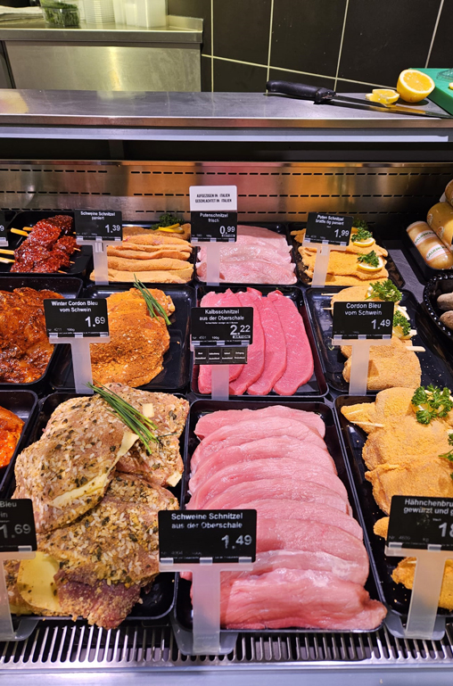 Das Angebot an Fleisch und Wurst an der Frischetheke von EDEKA Deckenbach in Obertshausen ist bunt und vielfältig