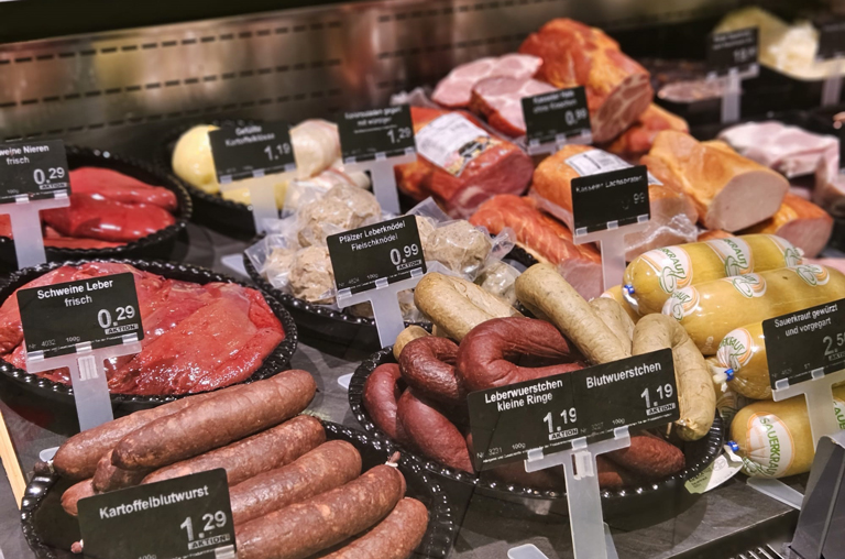 Das Angebot an Fleisch und Wurst an der Frischetheke von EDEKA Deckenbach in Obertshausen ist bunt und vielfältig