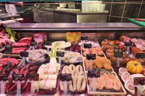 Das Angebot an Fleisch und Wurst an der Frischetheke von EDEKA Deckenbach in Obertshausen ist bunt und vielfältig