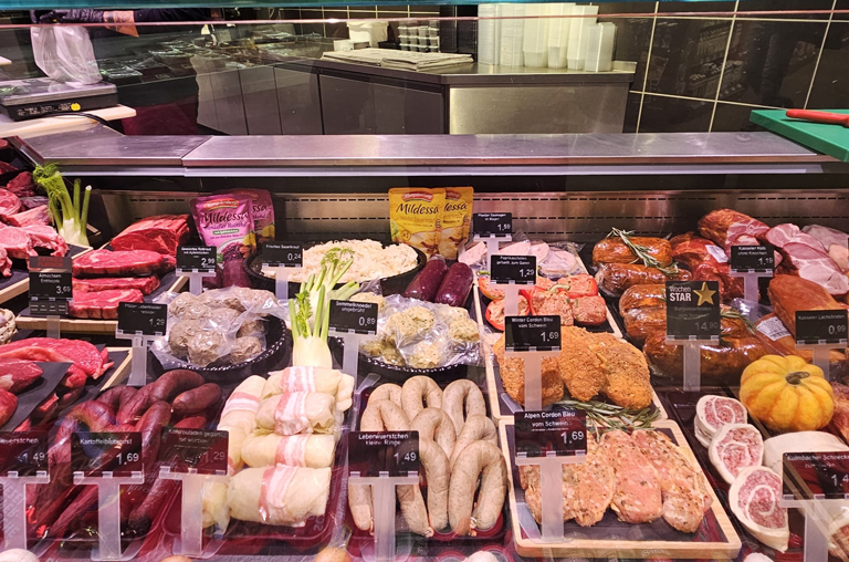 Das Angebot an Fleisch und Wurst an der Frischetheke von EDEKA Deckenbach in Obertshausen ist bunt und vielfältig