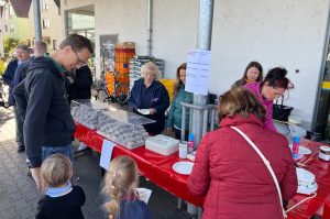 Großer Andrang herrschte bei der Aktion "Heimat shoppen" vor dem Markt von EDEKA Deckenbach in Obertshausen