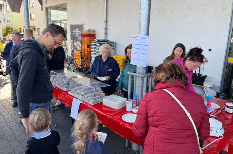 Großer Andrang herrschte bei der Aktion "Heimat shoppen" vor dem Markt von EDEKA Deckenbach in Obertshausen