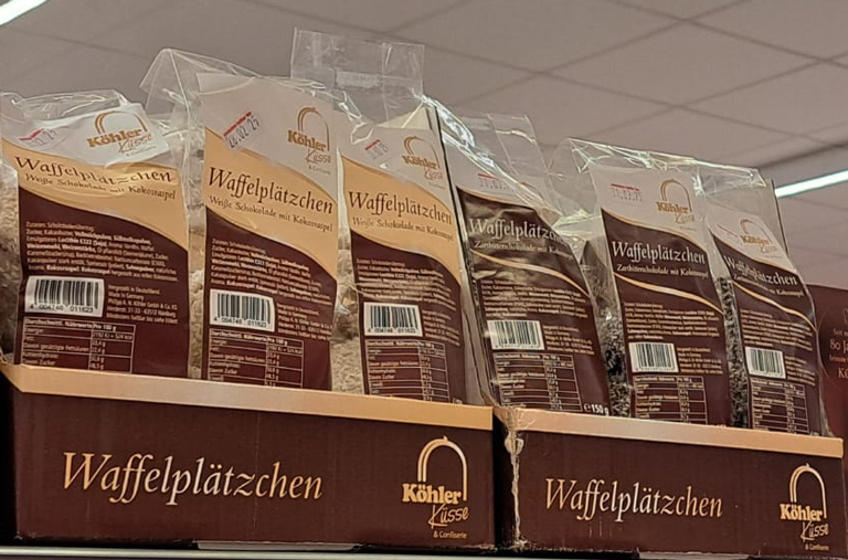 Regionale Leckerbissen: Waffeln aus der Confiserie Köhler im Regal bei EDEKA Deckenbach