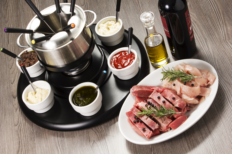 Für das Fondue hält EDEKA Deckenbach je nach Gusto alle nötigen Spezialitäten im Sortiment bereit