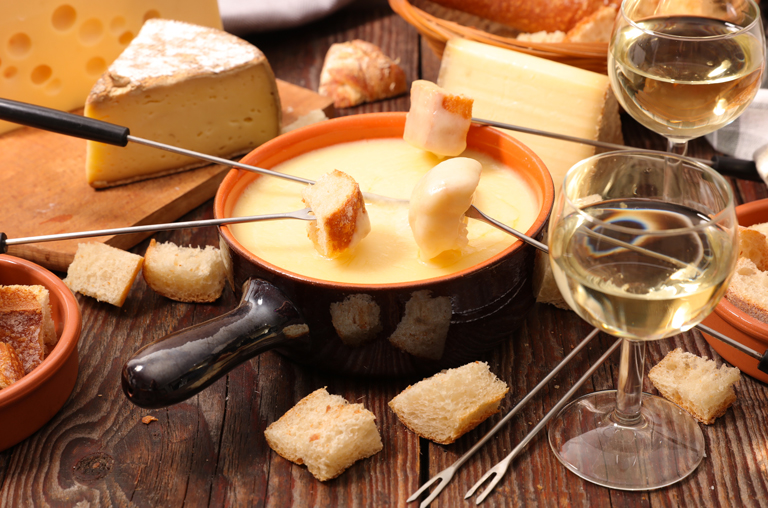 Auch ein Käsefondue sorgt an den Feierabend für geselligen Genuss