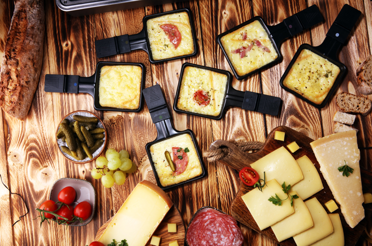 Raclette ist besonders am Silvesterabend eine beliebte kulinarische Delikatesse