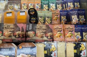 Das Käseangebot für Raclette und Fondue bei EDEKA Deckenbach in Obertshausen lässt keine Wünsche offen