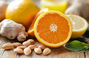 Zitrusfrüchte und Nüsse warten bei EDEKA Deckenbach in Hülle und Fülle