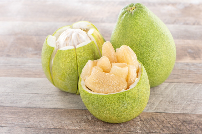 Verschiedene geschälte Pomelos