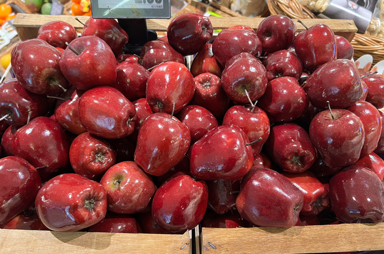 Die tiefroten und aromatischen Nikolausäpfel sind ab sofort bei EDEKA Deckenbach erhältlich.