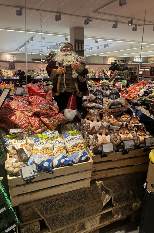 Nüsse dürfen zum Nikolaus nicht fehlen. EDEKA Deckenbach bietet ein breites Angebot.