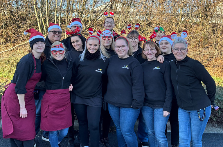 Das Team von EDEKA Deckenbach um Inhaber Frank Deckenbach dankt an llen Kunden für ihre Treue und wünscht frohe Weihnachten sowie einen guten Rutsch ins Jahr 2025