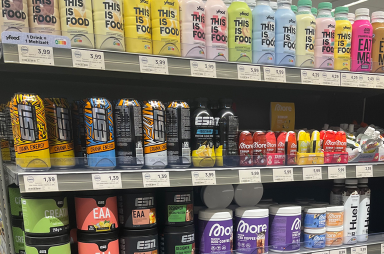 Functional Food Produkte im Regal im EDEKA-Deckenbach-Markt in Obertshausen