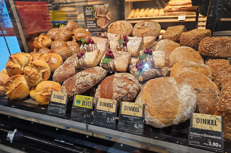 Die Markt-Bäckerei von EDEKA Deckenbach in Obertshausen bietet ofenfrische Backwaren en masse