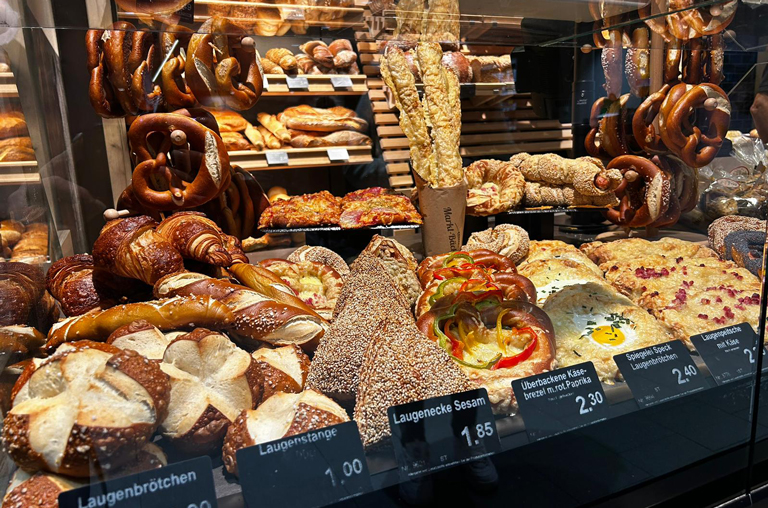 Die Markt-Bäckerei von EDEKA Deckenbach in Obertshausen bietet ofenfrische Backwaren en masse