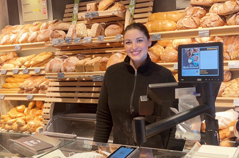 Markt-Bäckerei-Leiterin Laura Euler verspricht allen Kunden eine Auswahl an Backwaren, die ihresgleichen sucht