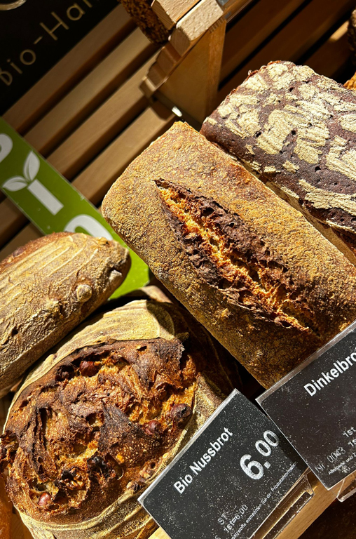 Verschiedene Brote aus der Bio-Handwerksbäckerei Stanke im Regal der Markt-Bäckerei von EDEKA Deckenbach