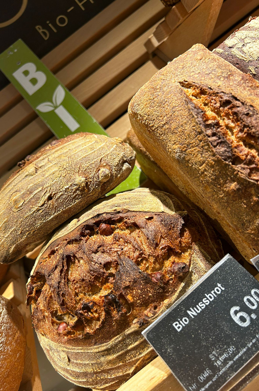 Verschiedene Brote aus der Bio-Handwerksbäckerei Stanke im Regal der Markt-Bäckerei von EDEKA Deckenbach