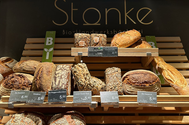 Verschiedene Brote aus der Bio-Handwerksbäckerei Stanke im Regal der Markt-Bäckerei von EDEKA Deckenbach