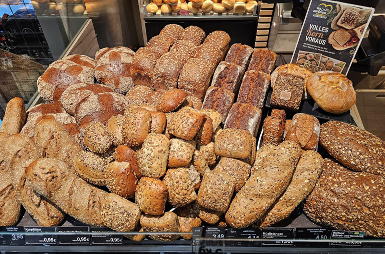 Die Markt-Bäckerei von EDEKA Deckenbach in Obertshausen bietet ofenfrische Backwaren en masse