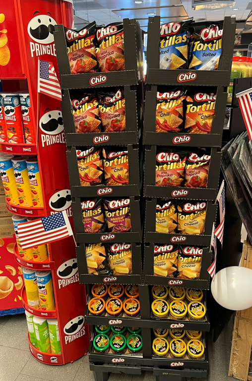 Im EDEKA-Deckenbach-Markt in Obertshausen warten verschiedene Aufbauten mit Leckerbissen für eine lange Super-Bowl-Nacht