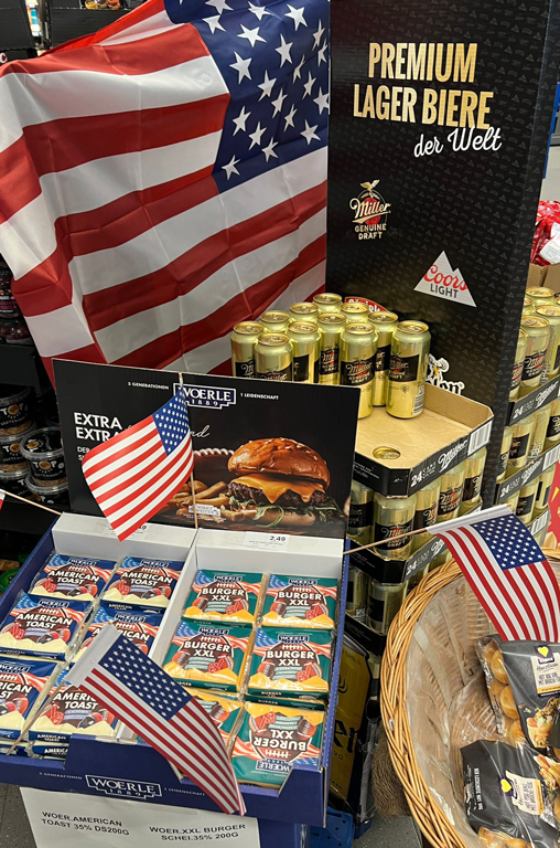 Im EDEKA-Deckenbach-Markt in Obertshausen warten verschiedene Aufbauten mit Leckerbissen für eine lange Super-Bowl-Nacht