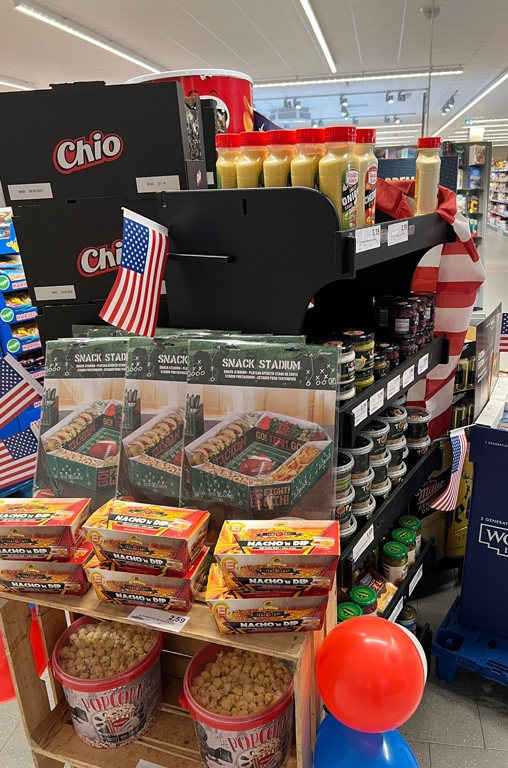 Im EDEKA-Deckenbach-Markt in Obertshausen warten verschiedene Aufbauten mit Leckerbissen für eine lange Super-Bowl-Nacht
