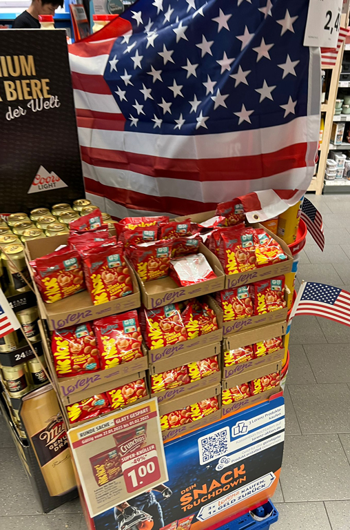 Im EDEKA-Deckenbach-Markt in Obertshausen warten verschiedene Aufbauten mit Leckerbissen für eine lange Super-Bowl-Nacht