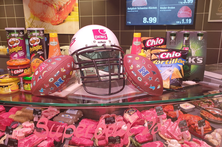 Auch an der Bedientheke von EDEKA Deckenbach herrscht bereits Super-Bowl-Fieber. Hier warten zahlreiche kulinarische Highlights
