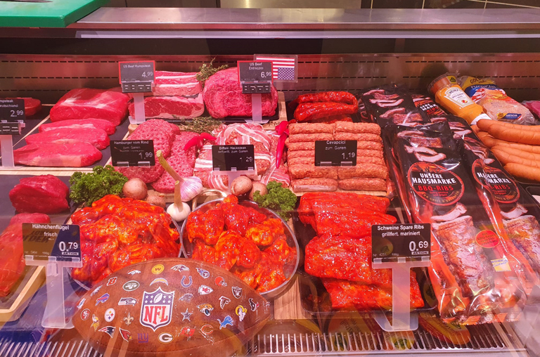 Auch an der Bedientheke von EDEKA Deckenbach herrscht bereit Super-Bowl-Fieber. Hier warten zahlreiche kulinarische Highlights
