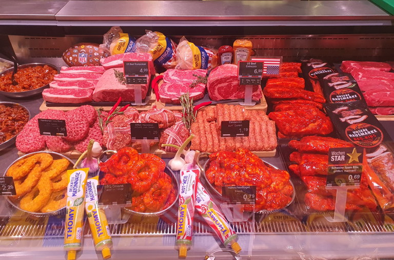 Auch an der Bedientheke von EDEKA Deckenbach herrscht bereit Super-Bowl-Fieber. Hier warten zahlreiche kulinarische Highlights