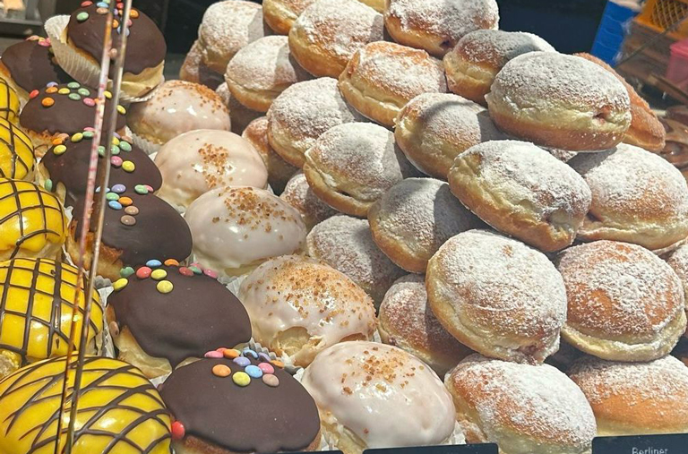 Verschiedene Kreppel in der Auslage der Markt-Bäckerei bei EDEKA Deckenbach in Obertshausen