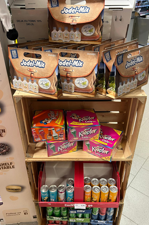 Fastnacht Aufbau im EDEKA-Deckenbach-Markt mit Partygetränken