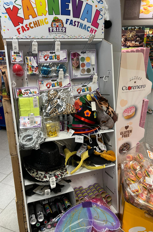 Ein Regal im Markt von EDEKA Deckenbach mit Utensilien zum Verkleiden und Schminken an Fastnacht