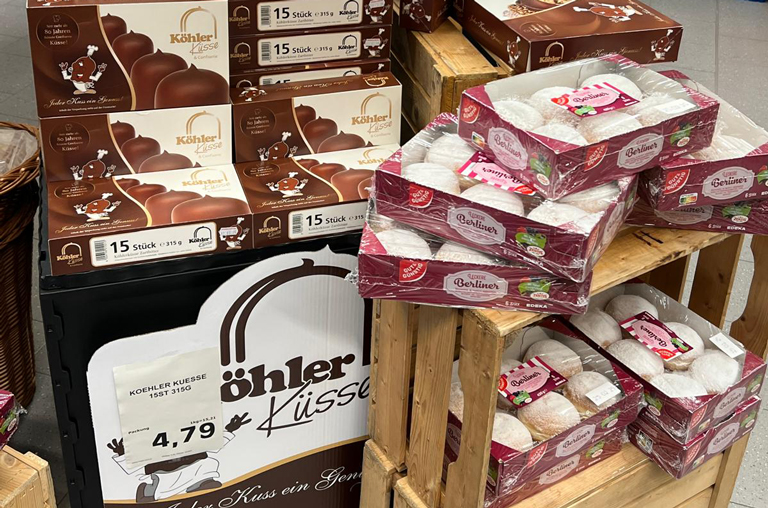 Fastnacht Aufbau im EDEKA-Deckenbach-Markt mit Köhler Küssen und GUT&GÜNSTIG Berlinern