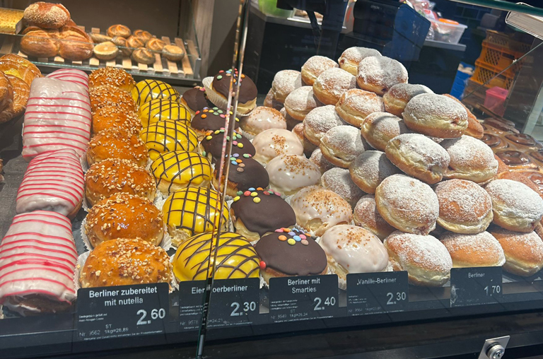 Verschiedene Kreppel in der Auslage der Markt-Bäckerei bei EDEKA Deckenbach in Obertshausen