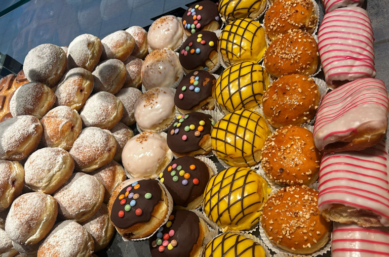 Verschiedene Kreppel in der Auslage der Markt-Bäckerei bei EDEKA Deckenbach in Obertshausen