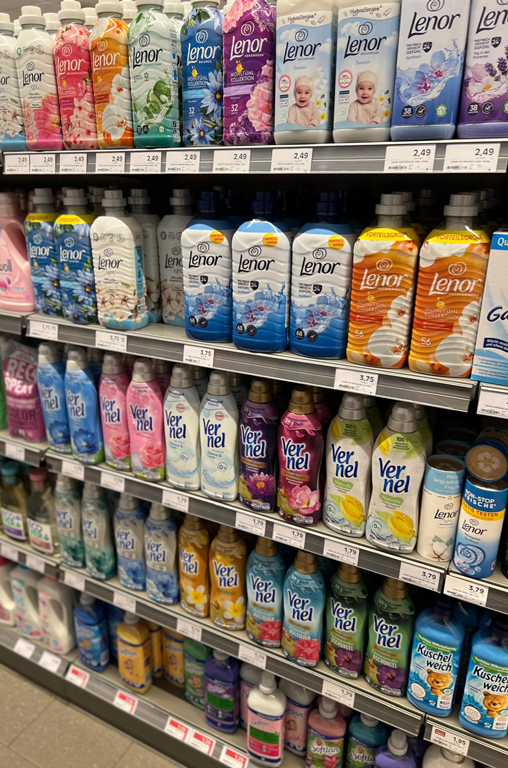 Das prall gefüllte Waschmittelregal bei EDEKA Deckenbach in Obertshausen