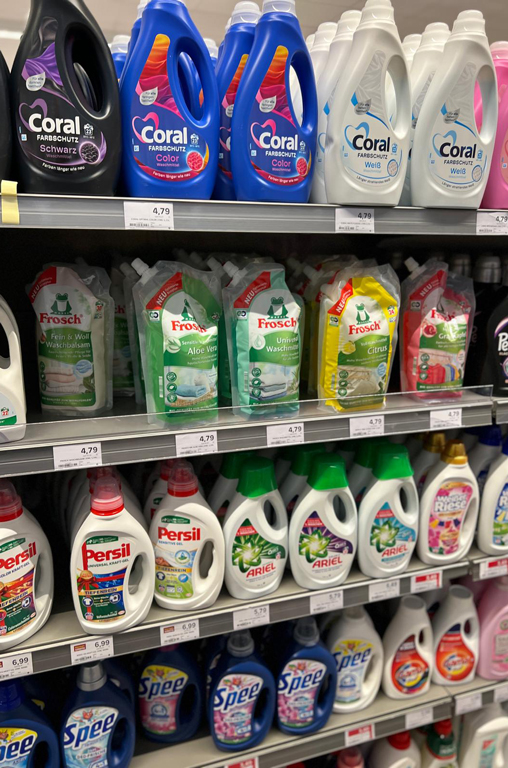 Das prall gefüllte Waschmittelregal bei EDEKA Deckenbach in Obertshausen