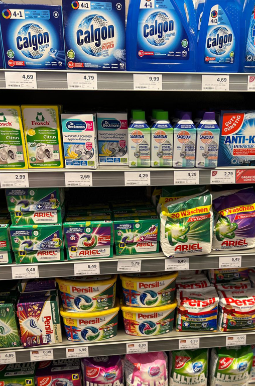 Das prall gefüllte Waschmittelregal bei EDEKA Deckenbach in Obertshausen