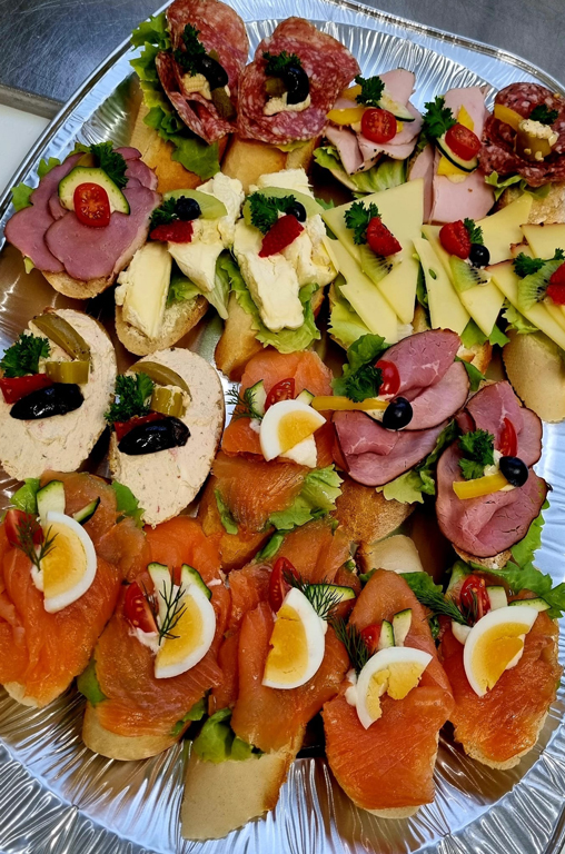 Belegte Baguettes mit Käse, Salami, Schinken und Fisch