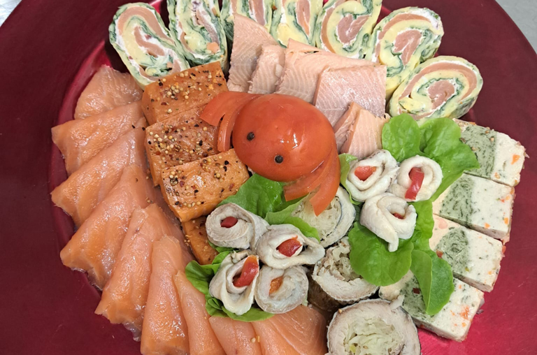 Käse- und Fischspezialitäten drapiert auf einem Teller