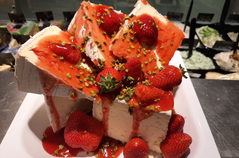 Weichkäse garniert mit Erdbeeren und Erdbeersauce