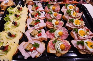 Belegte Baguettes mit Käse, Salami und Schinken
