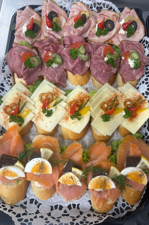 Belegte Baguettes mit Käse, Salami, Schinken und Fisch