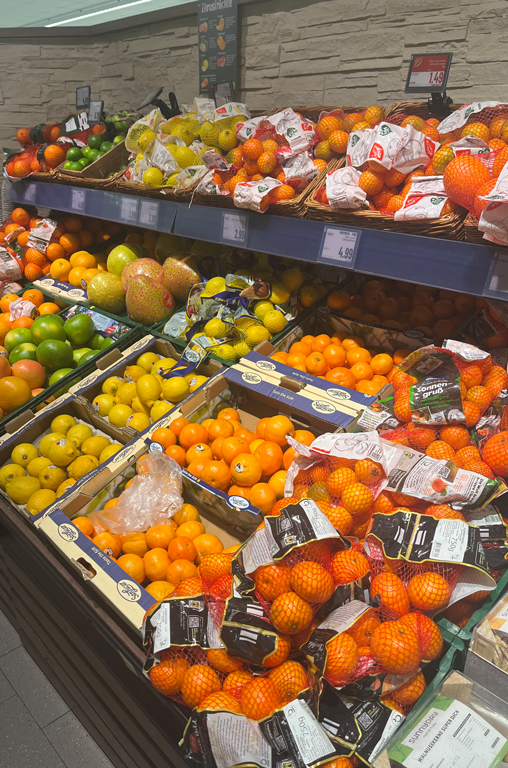 Zitrusfrüchte in der Obstabteilung von EDEKA Deckenbach