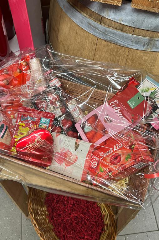 Ein fertig gepacktes Präsent im Regal von EDEKA Deckenbach