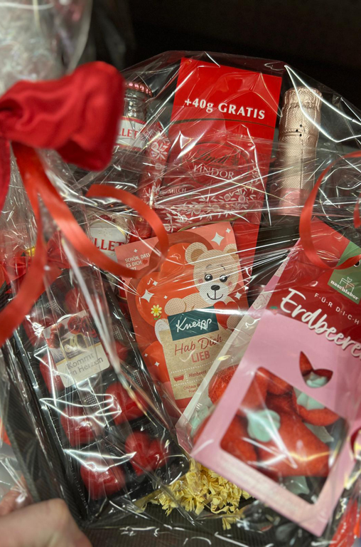 Ein fertig gepacktes Präsent im Regal von EDEKA Deckenbach