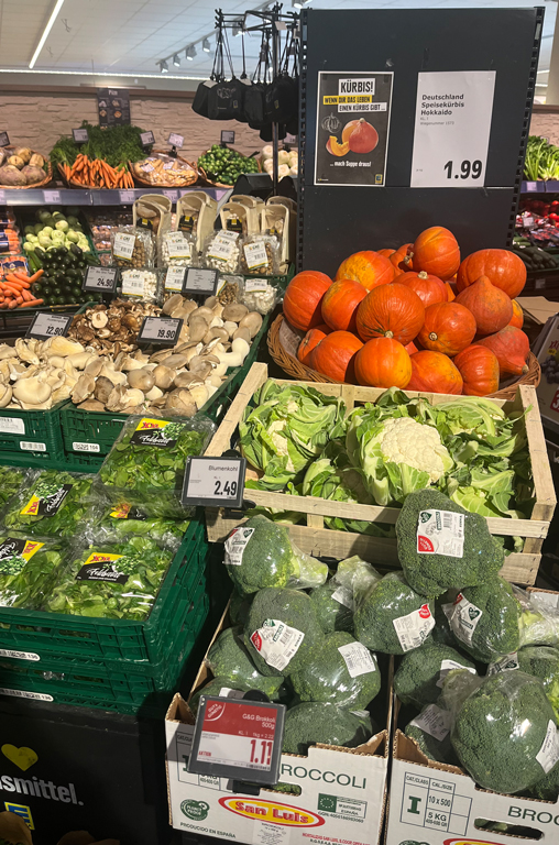 Verschiedenes Gemüse in der Gemüseabteilung von EDEKA Deckenbach